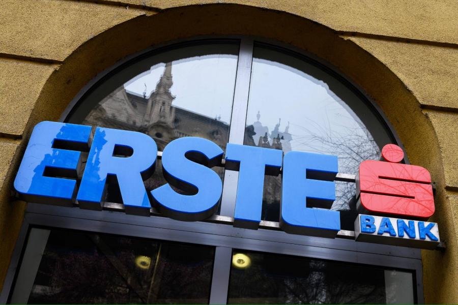 Jelentkezett az Erste Bank is, hogy az ügyfeleire hárítja át az Orbán-kormány extraprofitadóját