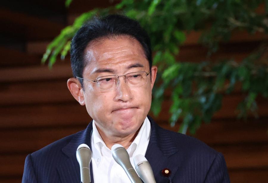 Könnyeivel küszködve beszélt az Abe Sinzó elleni merényletről a jelenlegi japán miniszterelnök