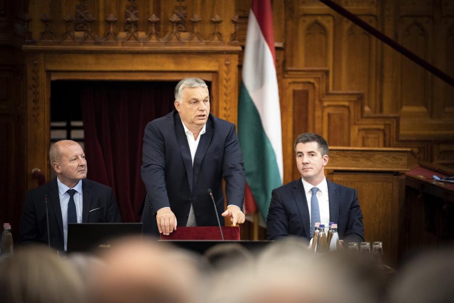 Orbán Viktor összehívta a Fidesz-frakciót, hogy közölje velük, mi a helyzet a háborús inflációval 