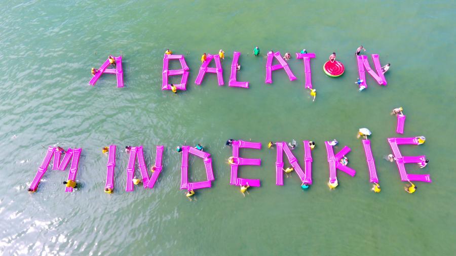 Gumimatracokból kirakott „A Balaton mindenkié”-felirattal tiltakozott a Párbeszéd a tó kisajátítása ellen