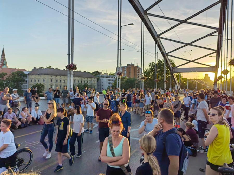 Szegeden is hidat zártak le a tüntetők