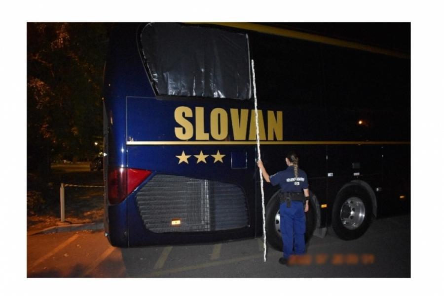 Elfogták a férfit, aki kővel dobta meg a Slovan Bratislava csapatának buszát 