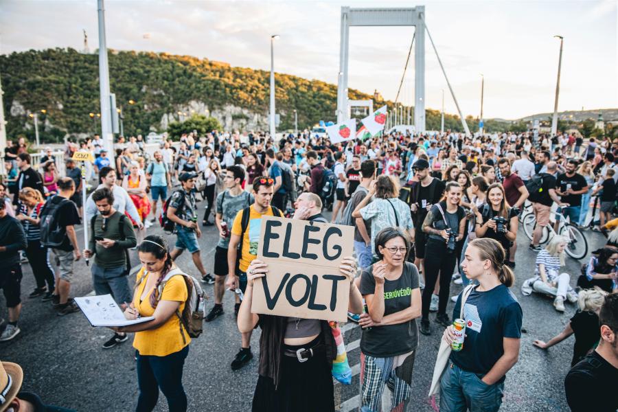 „Hazudott a kormány” – Az emberek kétharmada szerint a Fidesz megszegte a rezsicsökkentés fenntartására tett választási ígéretét