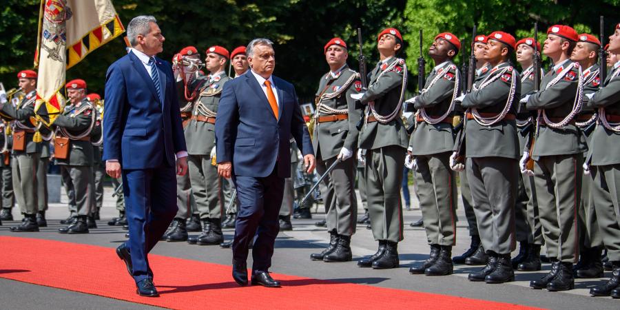 Orbán Viktor megérkezett Bécsbe, azonnal ki is fütyülték