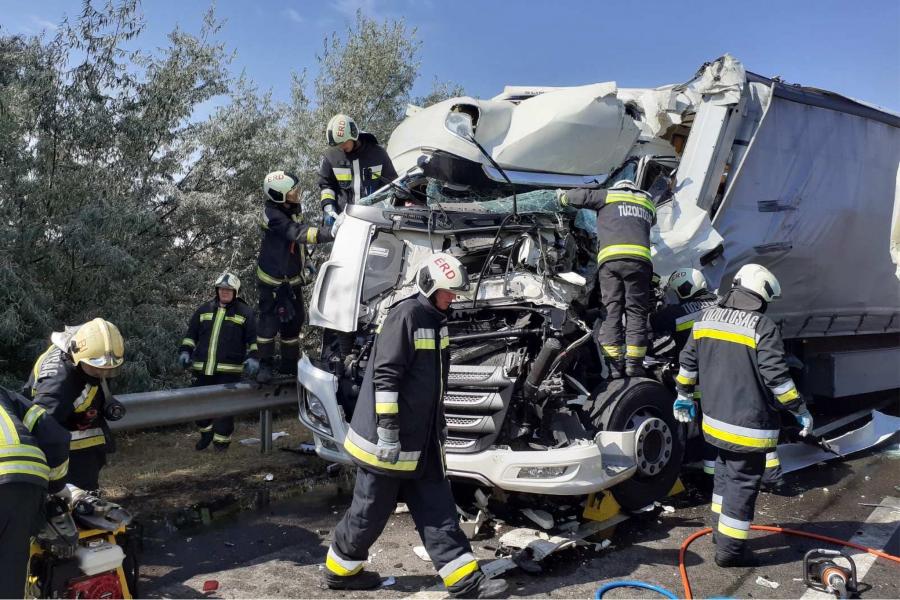 Kamionok karamboloztak M1-esen, az egyik sofőr a helyszínen belehalt a sérüléseibe (fotók)