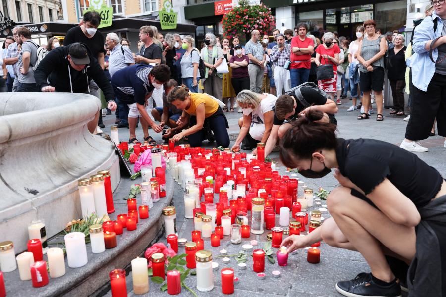 Tüntettek az öngyilkos osztrák háziorvosért, akit oltásellenesek kergettek a halálba