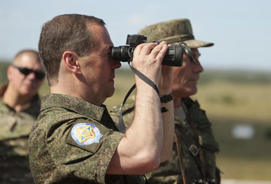 Dmitrij Medvegyev belenézett egy távcsőbe, és megfigyelte a nagy, felülmúlhatatlan semmit