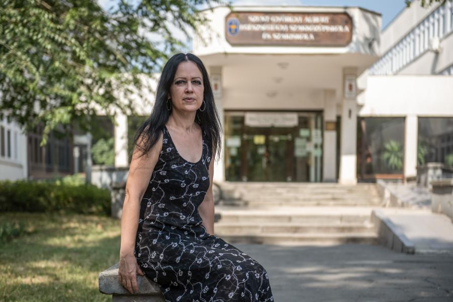 „A kollégáim közül sokan úgy vannak, hogy inkább ne szóljunk, mert bajba kerülünk” – Fideszes iskolaigazgató küldte el az ellenzéki tanárnőt, de a pert az ellenzéki tanárnő nyerte