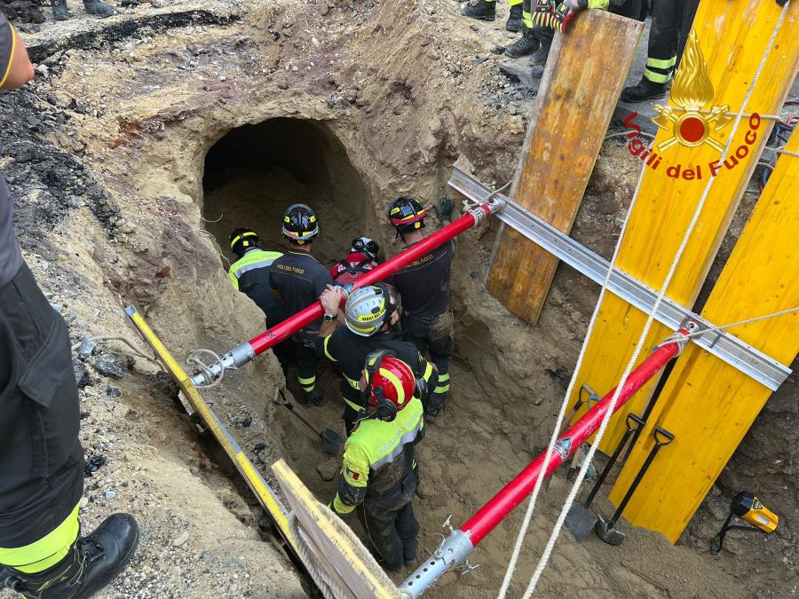 Bankrablók hívták a rendőröket, miután rájuk omlott a maguk által ásott alagút 