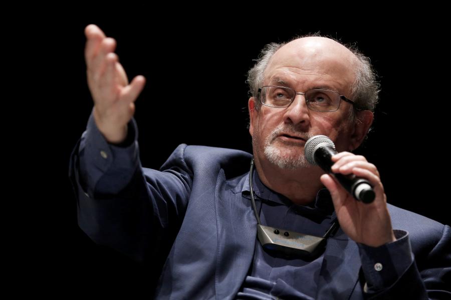 Lélegeztetőgépen tartják Salman Rushdie-t, a merényletben megsebesült író valószínűleg el fogja veszíteni az egyik szemét 