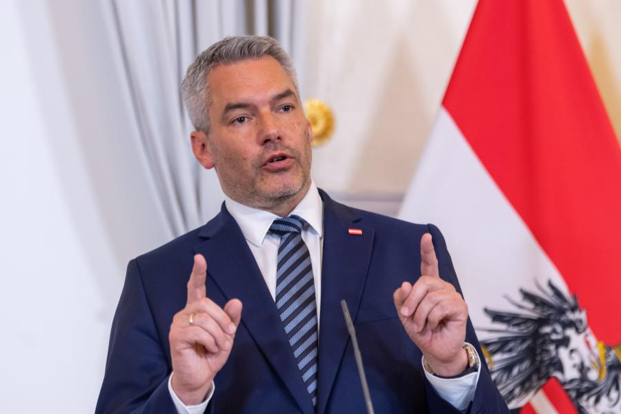 Élesen bírálják az Oroszország elleni szankciókat az osztrák kormánypártban, a kancellárnak akár a fejébe is kerülhet a vita