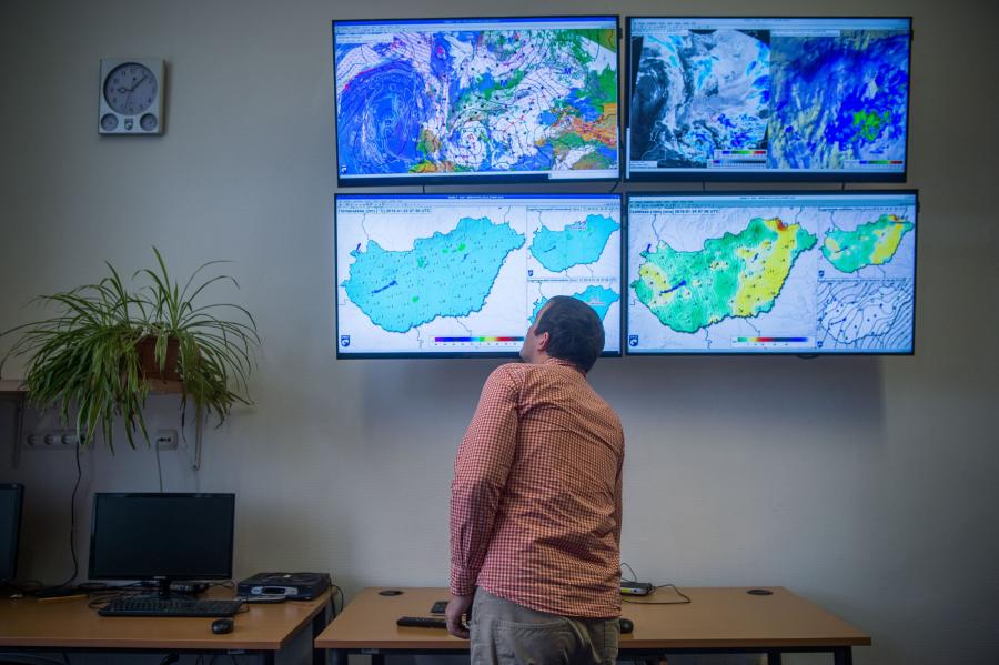 Hat kontinensről 42 ország meteorológusai álltak ki az OMSZ vezetői mellett