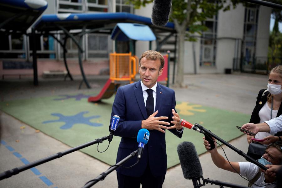 Minimum nettó kétezer eurós bért ígért minden pályakezdő tanárnak Emmanuel Macron 