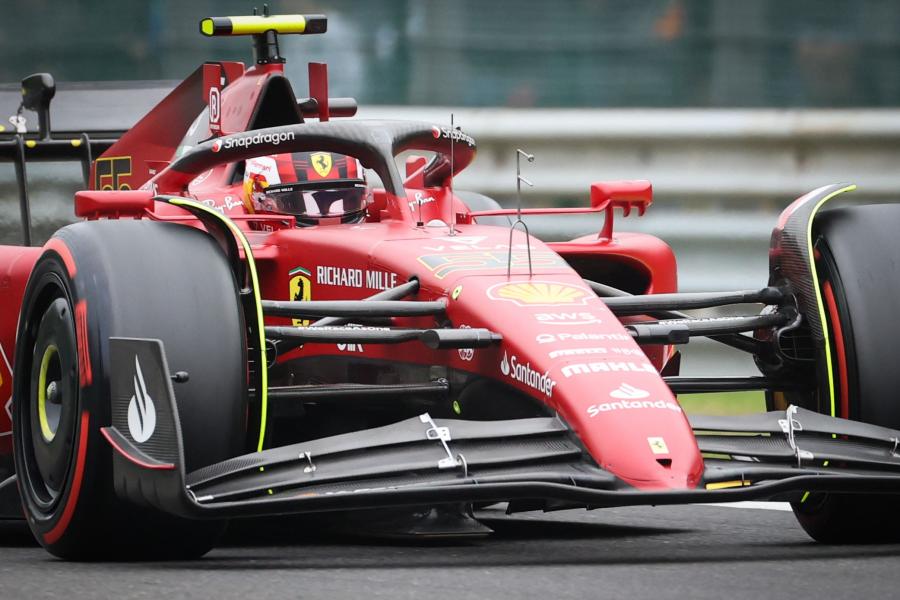 Verstappen nyert az időmérőn, de Sainz indul az élről