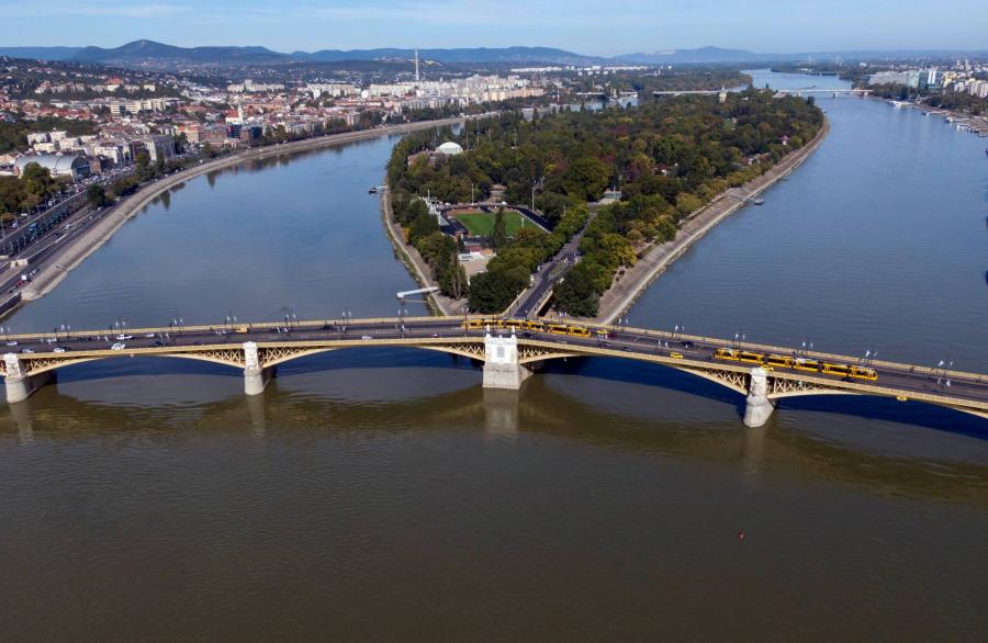 Le akart ugrani egy 42 éves nő a Margit hídról, készenléti rendőrök segítségével óvták meg az öngyilkosságtól