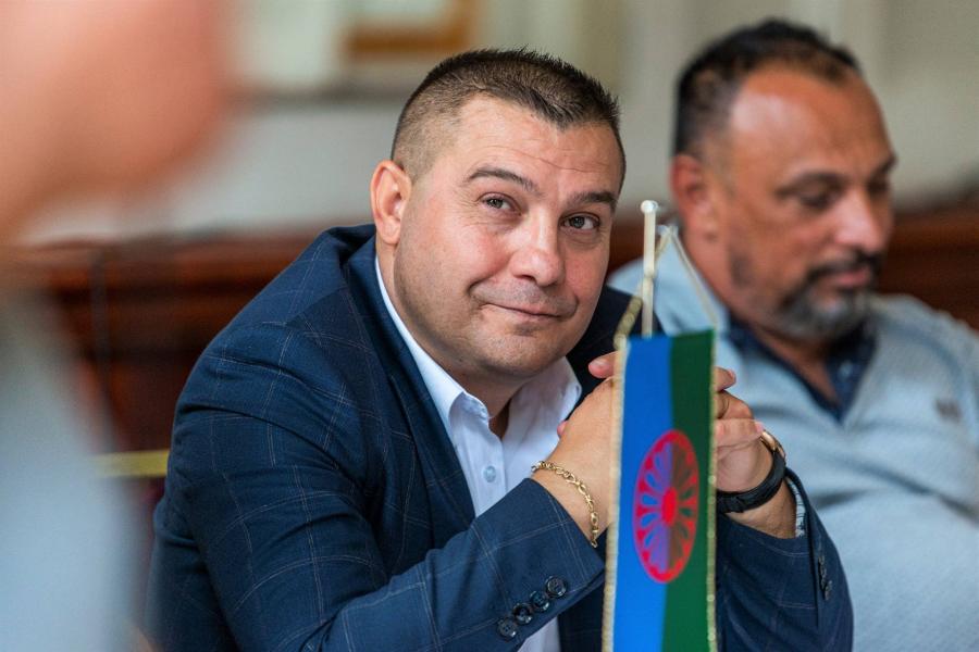 Korrupció gyanúja miatt őrizetbe vették az Országos Roma Önkormányzat elnökét
