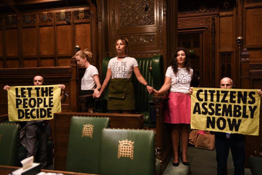 Tiltakozók jutottak be a brit alsóház üléstermébe, a házelnök széke köré ragasztották magukat