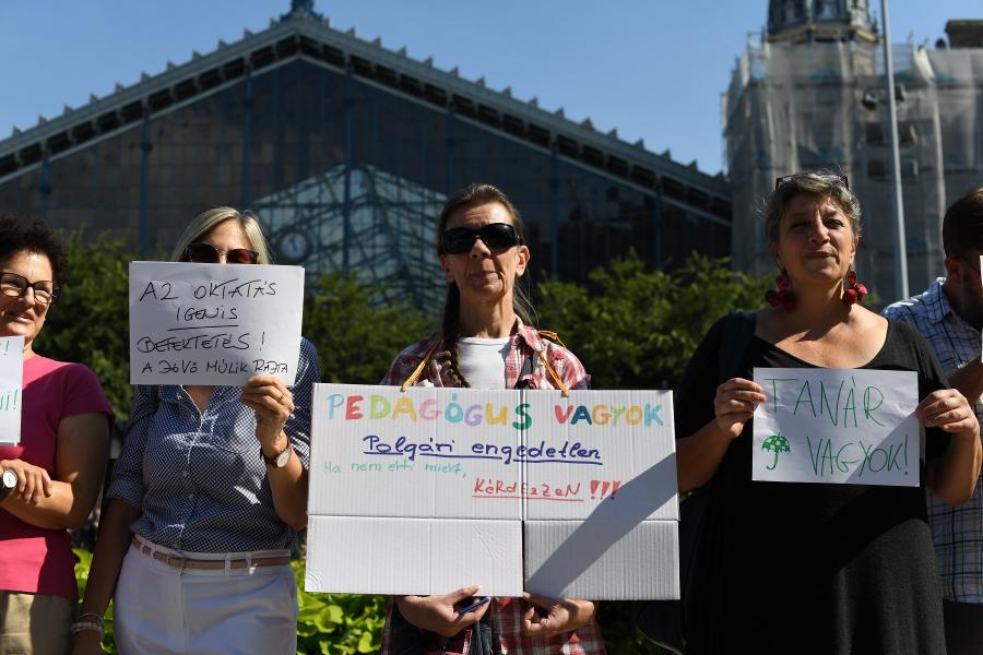 „Tanár vagyok. A munkámból szeretnék megélni” – Flashmobot tartottak a tiltakozó pedagógusok a Nyugati téren