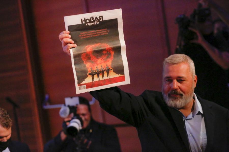 Megfosztották médiaengedélyétől a Nobel-békedíjas Dmitrij Muratov lapját, a Novaja Gazetát