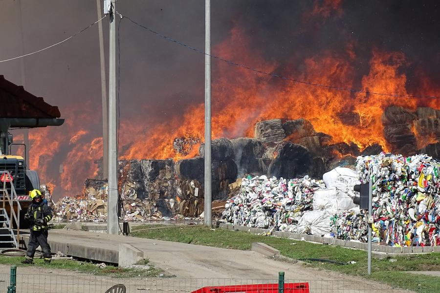 Hatalmas lángokkal küzd több mint 50 tűzoltó a felgyői hulladéklerakóban (Fotók)