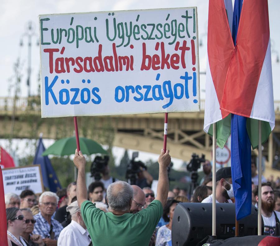 Harc helyett érdemi korrupcióellenes lépésekre tett ígéretet az Orbán-kormány az uniós támogatásokért
