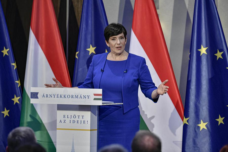 „A kormány a pedagógusok szívdobogását hallgassa, ott van a magyar gyerekek jövője” – megtartotta első árnyék-miniszterelnöki beszédét Dobrev Klára