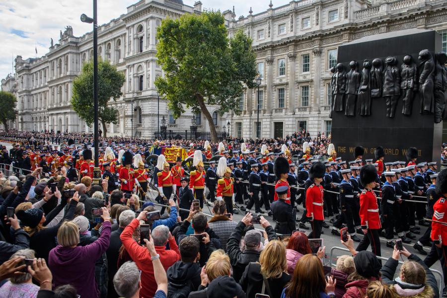 Több százezer ember II. Erzsébet királynő utolsó útján Londonban (galéria)