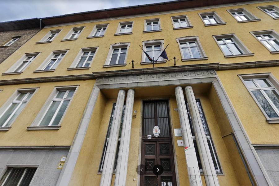 Kizuhant egy hatodikos fiú egy budapesti gimnázium ablakán