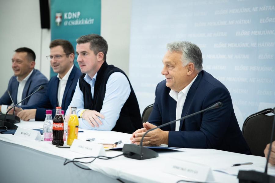 Orbán Viktor a szankciók visszavonását sürgette a kihelyezett frakcióülésen