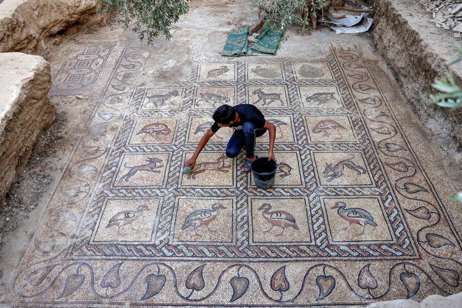 Bizánci mozaikra bukkant birtokán egy palesztin gazda