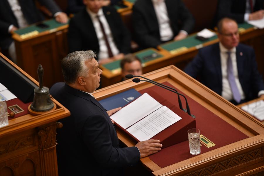 „A Nyugat ma a háború pártján áll, Magyarország pedig a béke pártján” – Orbán Viktor Oroszország helyett az Országházban is az agresszort sújtó szankciókat támadta