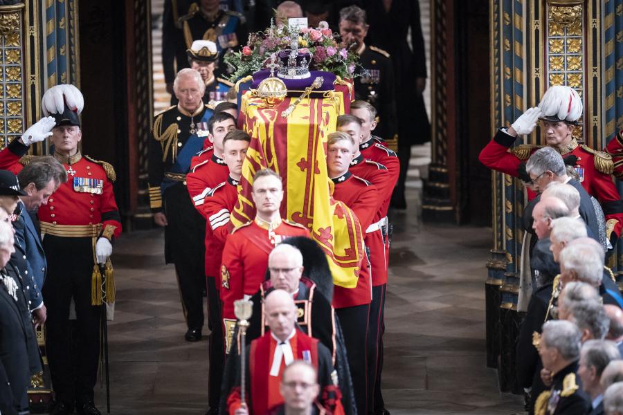 Nemzetközi csodálat övezte a királynő koporsóját vivő, az egyetlen lépést nem tévesztett brit katonákat