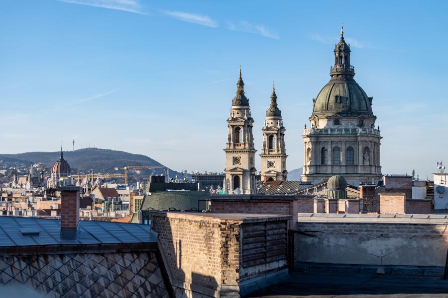 Dínók a Délinél és a perverz pasa palotája – városi legendákról és legendás budapestiekről mesél az Egy város titkai könyv