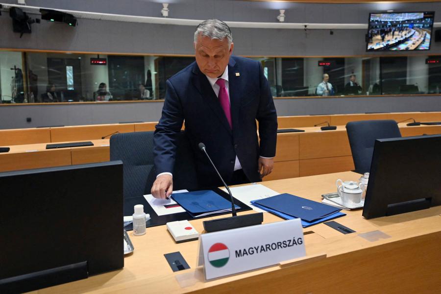 Miközben a magyar kormányfő itthon támadja az uniós szankciókat, Brüsszelben tegnap a büntetőintézkedések megerősítését sürgető nyilatkozatot írt alá