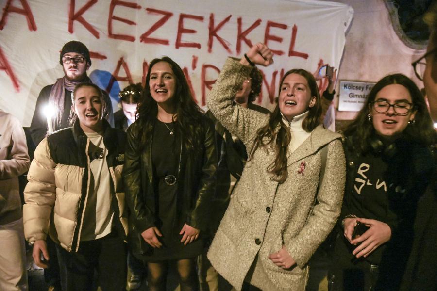 Több százan tüntettek a Kölcsey Gimnázium előtt a kirúgott tanárok miatt