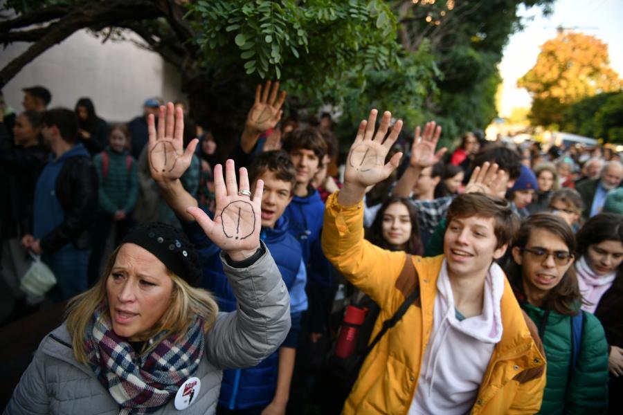 Több százan tüntettek a tanárkirúgások ellen a budapesti Kölcsey Ferenc Gimnáziumnál
