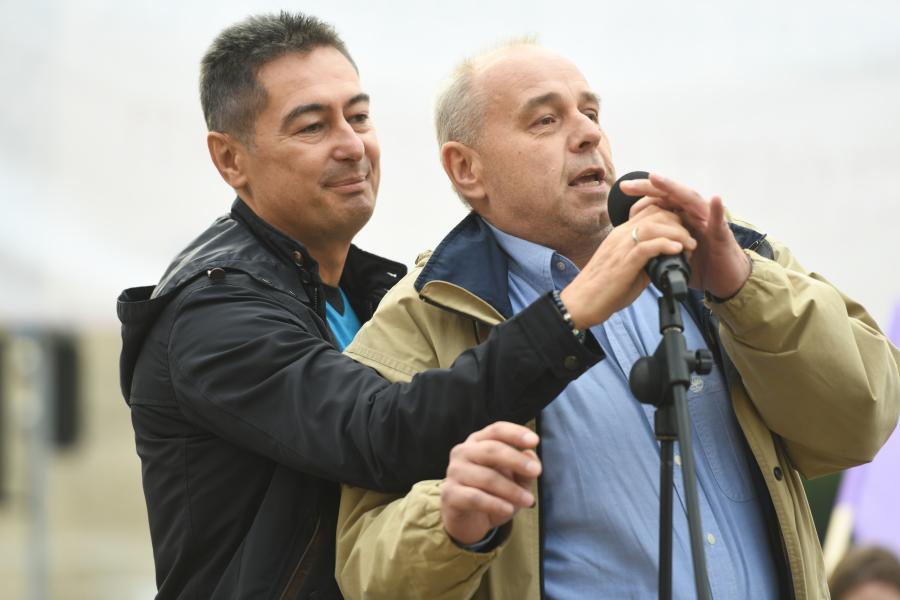 Horváth Csaba kitépte a mikrofont a Bosnyák téri tüntető kezéből, aztán kifütyülték