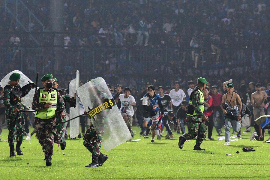 Legalább 125 ember vesztette életét egy indonéziai futballmérkőzésen kialakult tolongásban