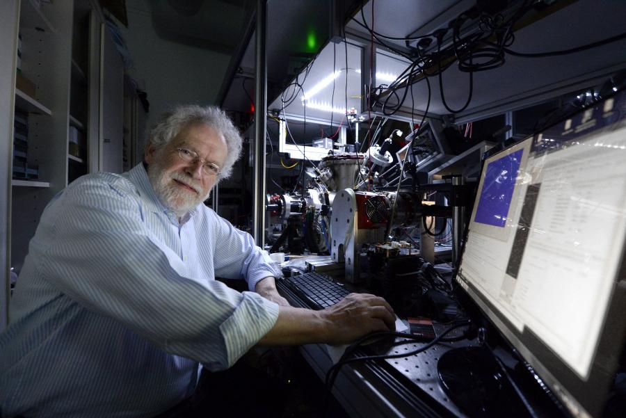 Nobel-díj a részecskék rejtett kapcsolatának feltárásáért