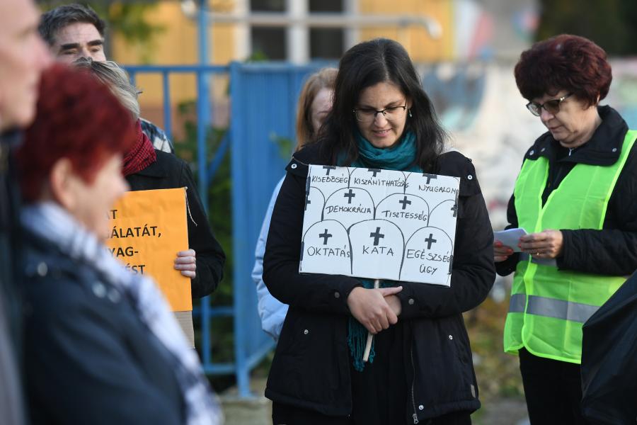 „Ma Magyarországon tanítani maga a hazaszeret” – Szegeden is tüntettek az oktatásért