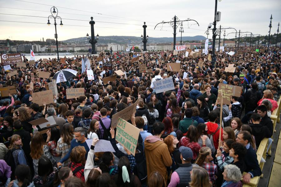 Rég látott Budapest ekkora ellenzéki tüntetést – Galéria!