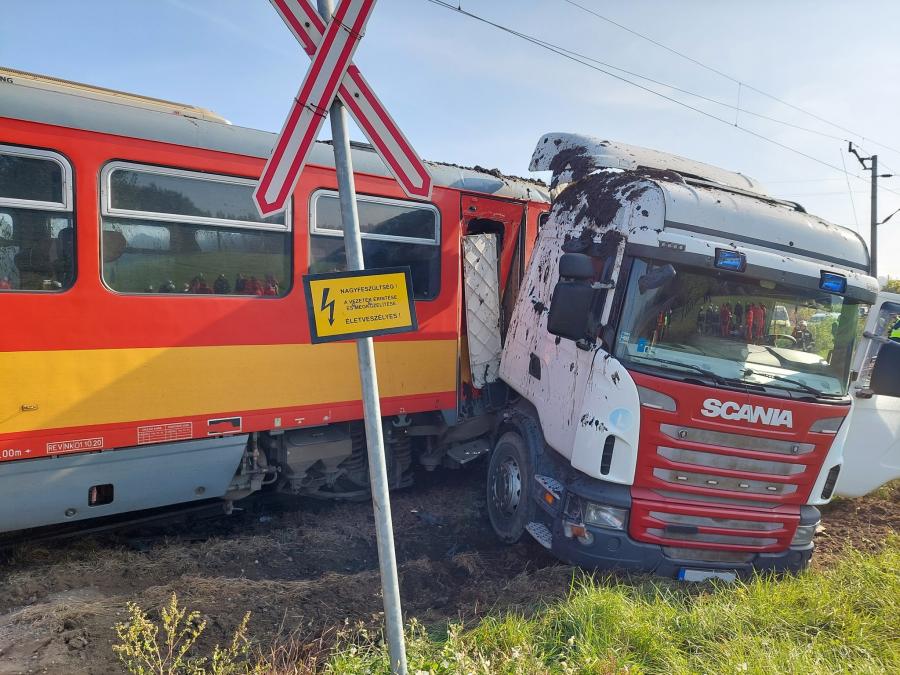 Vonatbaleset Ikladnál: a mozdonyvezető és több utas is megsérült az ütközésben (fotók)