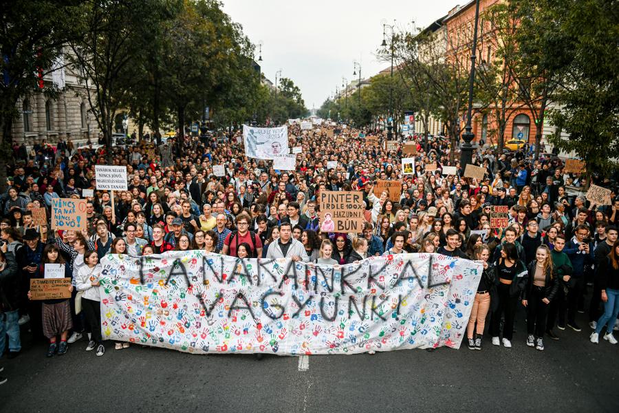 „Visszavágó!” – Galéria a 20-25 ezer fős tömegről, amely pénteken Budapesten tüntetett a jövőért és a tanárokért