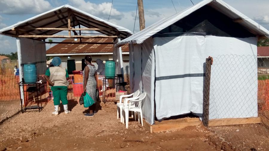 Terjed az ebola, három hétre lezártak két ugandai körzetet