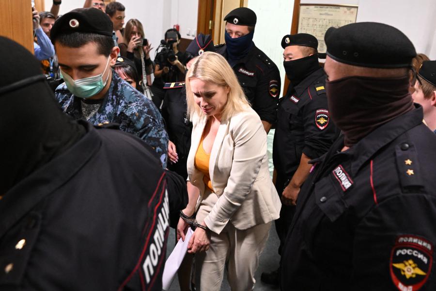 Valahol Európában bujkál a háborúellenességért meghurcolt orosz újságírónő