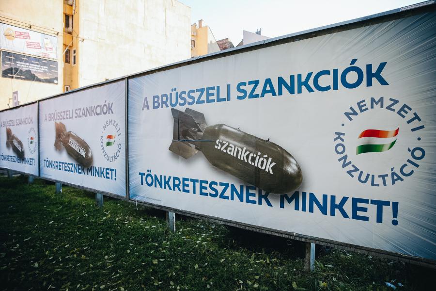 Európai Bizottság: nem helyénvaló bombákat mutogatni a konzultációs plakátokon 