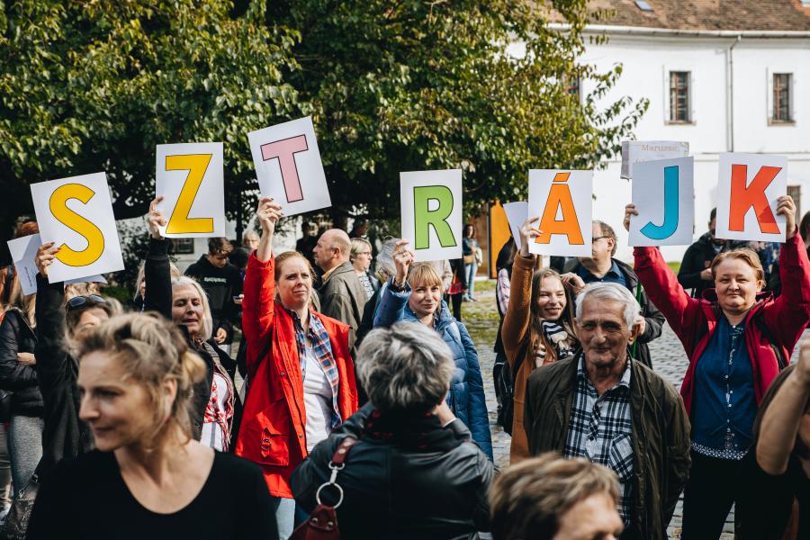 Több mint 600 Szeged környéki pedagógus csatlakozik a háromszáz budapesti sztrájkolóhoz, ha valamely kollégájukat retorzió éri