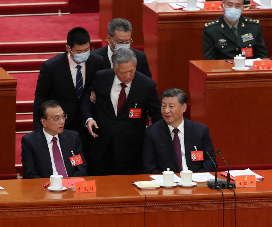 Videón, ahogy kivezetik Hszi Csin-ping elődjét a Kínai Kommunista Párt kongresszusáról