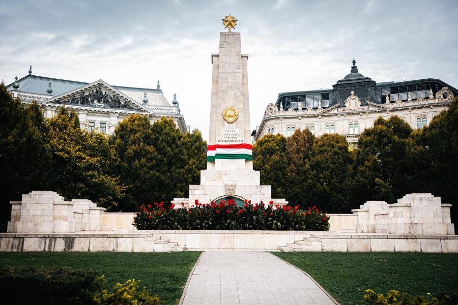 Videón, ahogy egy hatalmas magyar zászlóval tekeri körbe a Szabadság téri szovjet emlékművet a Momentum  