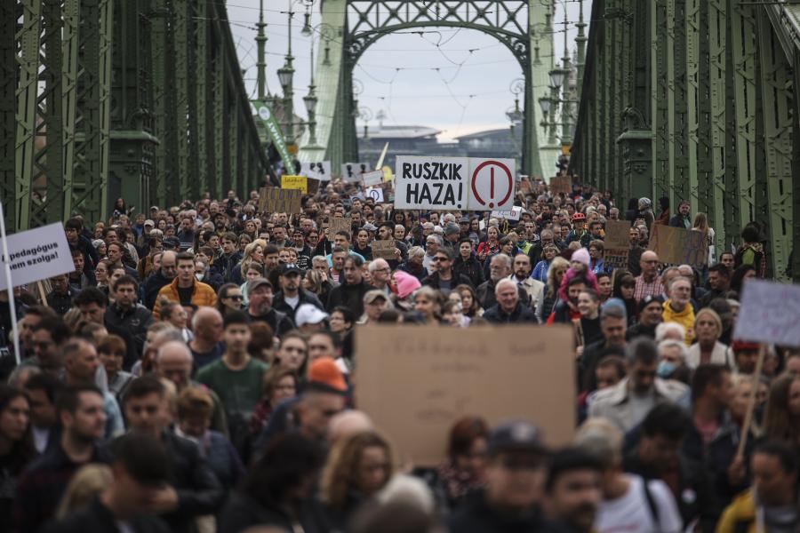 „Tanár vagyok, még mindig” – Tízezres tömeg 
 követelt Budapesten jobb oktatási rendszert és a pedagógusok megfélemlítésének leállítását